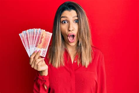 Prachtige Brunette Vrouw Met Noorse Kroon Bankbiljetten Bang En Verbaasd Met Open Mond