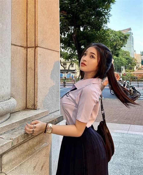 Xuất hiện hot girl mặc đồng phục kín đáo vẫn khoe đường cong tưng bừng