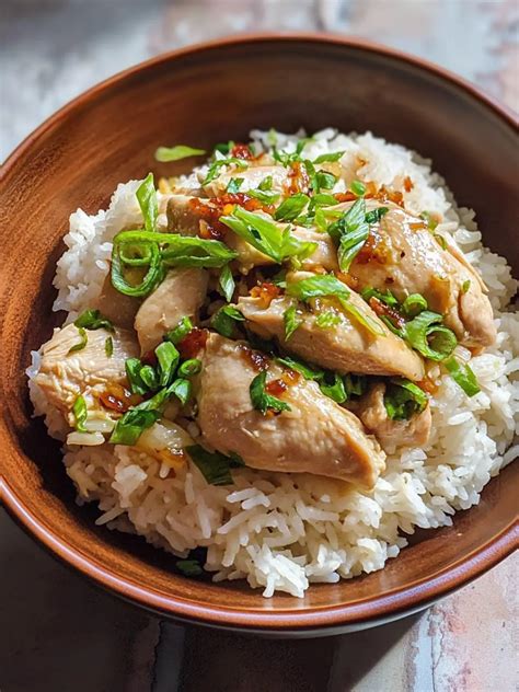 Irresistible Saucy Garlic Chicken Rice: Quick Dinner Delight