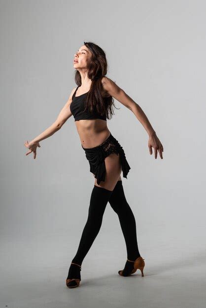 Bailarina Latina Apasionada En El Estudio Foto Premium
