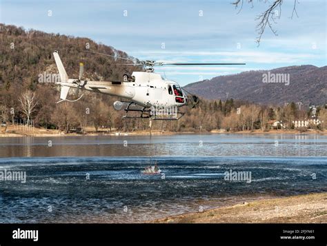 El Helic Ptero Carga Agua Desde El Lago Ghirla Para Extinguir Las