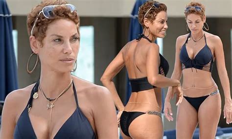 50 Annie Murphy Sexy And Hot Bikini Pictures Woophy