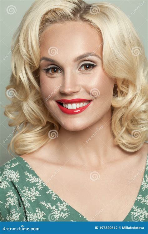 S E Blonde Frau Mit Lockigem Haar Und Make Up Stockfoto Bild Von Attraktiv Frau