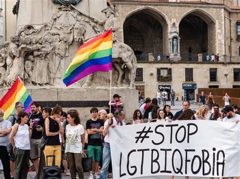 Concentración en Vitoria en contra de la brutal agresión de unos padres a su hijo por ser gay