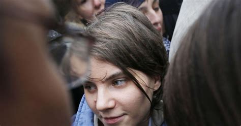 RUSSIE A peine libérée une Pussy Riot appelle à l activisme