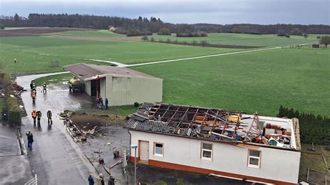 Tornadoverdacht bei Gießen: Starkes Unwetter verwüstet hessischen Ort ...