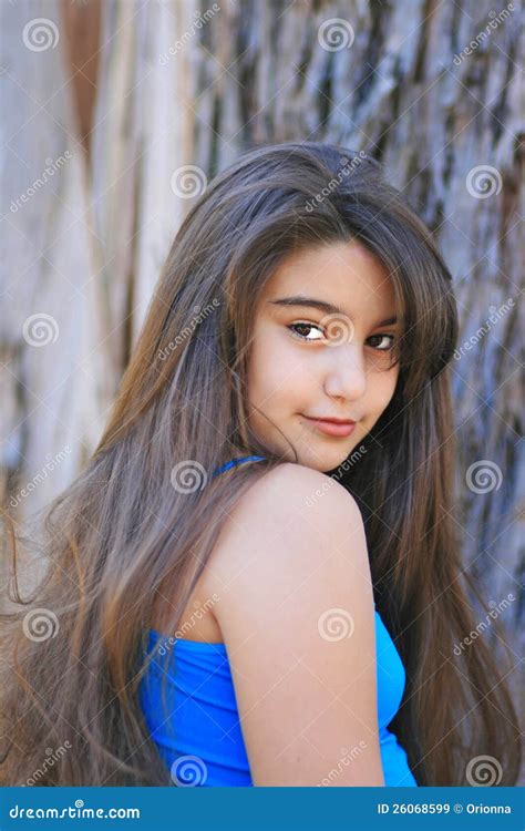 Leuk Jong Donkerbruin Meisje Door Het Venster Stock Afbeelding Image Of Brunette Uitdrukking