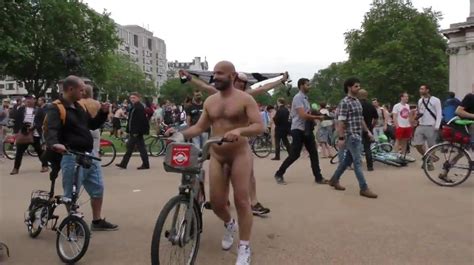 Guy Embarrasses Himself Naked In Front Of A Crowd ThisVid En Anglais