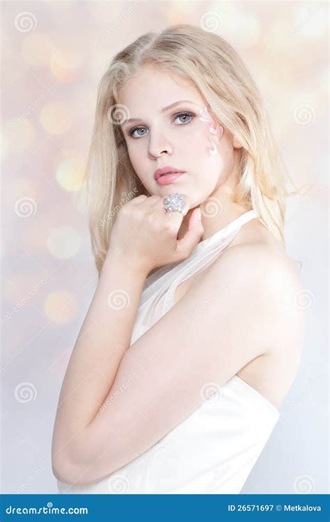 Belle Fille Blonde Avec Le Bijou Image stock Image du coiffure modèle