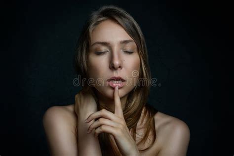 A Menina Bonita Ombros Do Nude E Cabelo Marrom De Seda Do Ouro Toca Sexualmente Em Seus