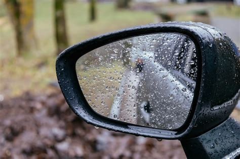 Espelho Retrovisor Lateral Do Carro Gotas De Chuva No Fundo