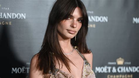 Emily Ratajkowski Plus Sexy Que Jamais Elle D Voile Son Fessier Dans Un Bikini String