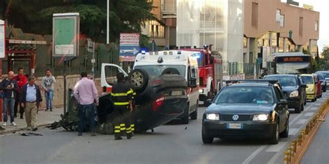 Si Ribalta Con L Auto Dopo Lo Scontro Un Ferito In Via Ernesto Basile