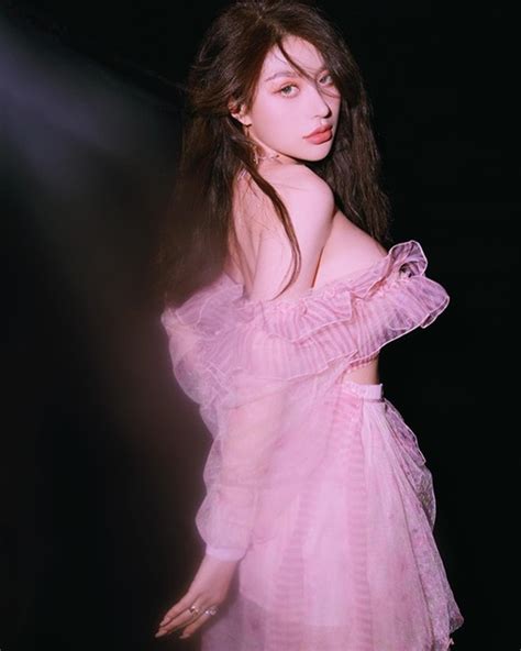 Hot girl mặc đồ bó mỏng tang lộ nội y khoe body chữ S