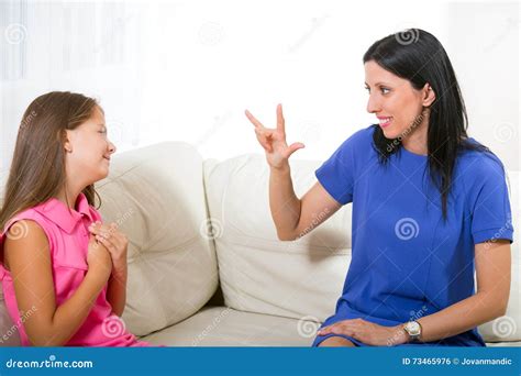 Fille Sourde De Sourire Apprenant La Langue Des Signes Photo Stock