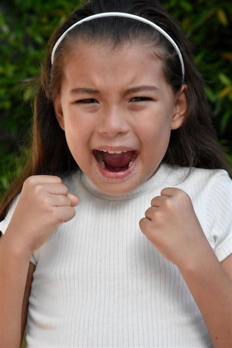 Pleurer Mignon Philippine Fille Closeup Image Stock Image Du Fermer