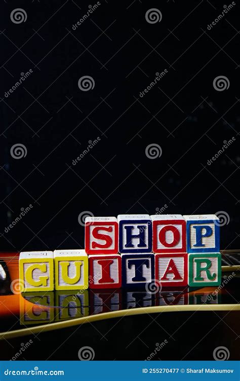 Tienda De Guitarra De Palabras O Frases Hecha Con Cubos De Letras Sobre