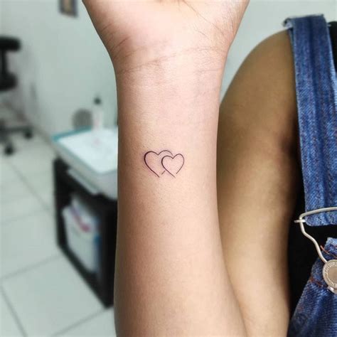 75 ideias de tatuagem de coração no pulso que vão te encantar