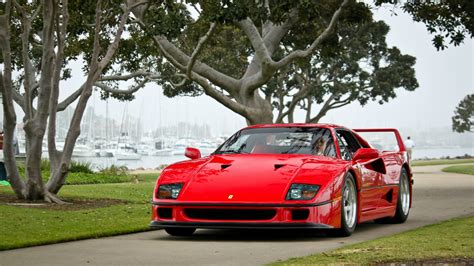 Фото обои Ferrari F40 в зеленом парке около бухты яхт. F40
