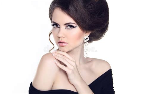 Sch Nes Brunette M Dchen Mit Frisur Und Bilden Lokalisiert Auf W Stockbild Bild Von Gesicht