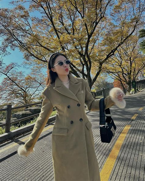 Hot girl Lê Khanh được Quân A P ôm eo thơm má Kệ mình nhắm mắt công khai luôn