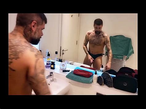 Papi sucio se pone cachondo en el baño XVIDEOS