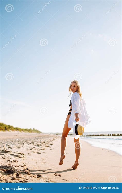 Mooi Luxe Slim Meisje In Een Zwart Bikini En Wit Shirt Op Het Strand Op De Oceaan Sexy Gelooide