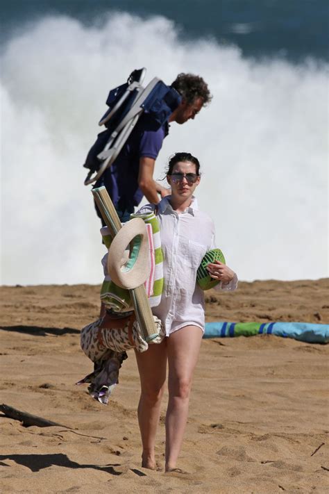 Anne Hathaway In Bikini Spending Christmas And New Year In Hawaii Celebmafia