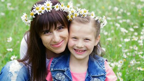 De Zomer Tussen Een Kamillegazon In Het Bos Een Jonge Vrouw Een Brunette En Een Meisje Van