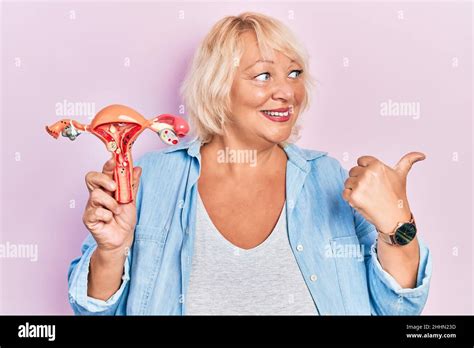 Blonde Frau Mittleren Alters Mit Anatomischem Modell Des Weiblichen