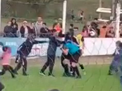 Agredieron salvajemente a un árbitro en un partido de fútbol amateur jugadores y simpatizantes