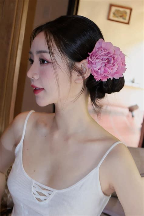 Quỳnh Kool khoe dáng nóng bỏng với bikini