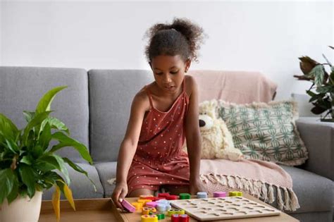 Brincadeiras para brincar sozinha: aprenda 7 opções divertidas ...