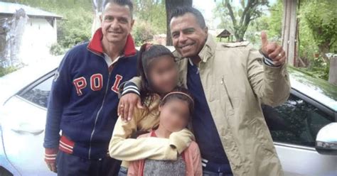 Casal gay adota duas irmãs para que garotas não fossem separadas confira a história completa