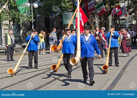 瑞士国庆节游行在苏黎世 图库摄影片 图片 包括有 庆祝 国家 五颜六色 次幂 威严的 人力 说明 28217332