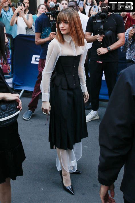 Joey King Sexy Seen Flaunting Her Hot Figure At The Bullet Train