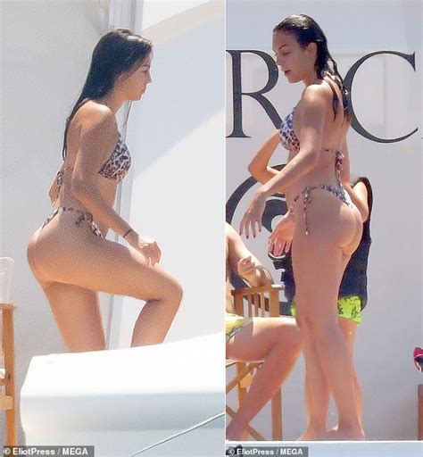 Bạn gái C Ronaldo khoe body trong bộ bikini nhỏ xíu