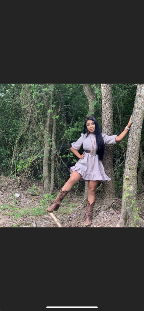 Cute Latina Scrolller