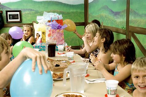 Праздничный стол с гостями на день рождения - обои для рабочего стола ...