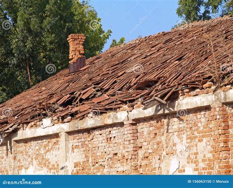 Telhado Quebrado De Uma Velha Casa De Tijolos Foto De Stock Imagem De