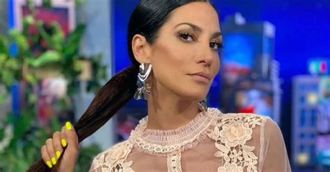 Desde El Piso Y De Espalda En Bikini Silvina Escudero Se Llev Miles