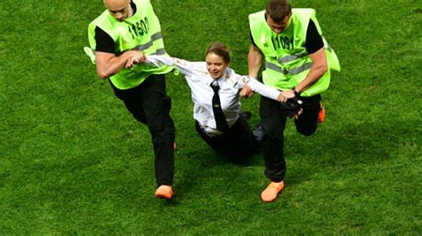 Frauen Punkband Pussy Riot Bekennt Sich Zu Flitzer Aktion Beim Wm Finale Welt