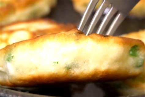 1 яйце, 1 чаша брашно и 1 кисело мляко, слагам каквото саламче има в ...