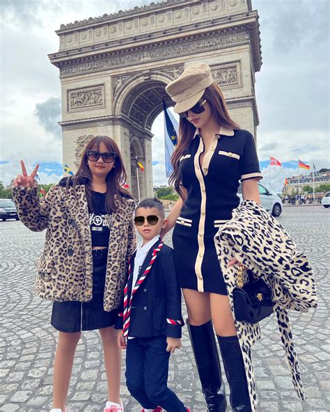 Lấy đại gia BĐS vừa đẹp trai lại giàu có hot girl được tặng biệt phủ 80 tỷ nhưng không hề thua