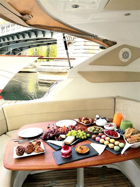 Location d'un bateau à Paris : comment choisir le bateau idéal