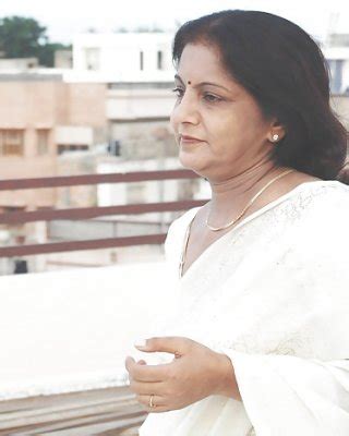 INDIAN WIFE SAROJA INDIAN DESI PORN SET Porn Pictures XXX Photos