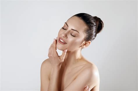 Hermosa Mujer Joven Con Piel Limpia Y Perfecta Retrato De Modelo De Belleza Con Maquillaje Nude