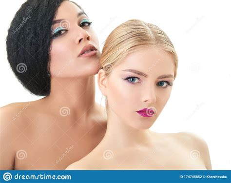 Femmes En Amour Fille Blonde Du Caucase Et Belles Jeunes Filles Posent Dans Le Studio Au Dessus