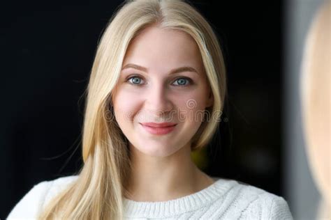 Belle Femme Blonde De Sourire En Regardant Dans Le Miroir Photo Stock Image Du Femelle Tony