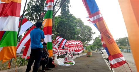 Omzet Turun Pedagang Keluhkan Penjualan Bendera Borneoflash